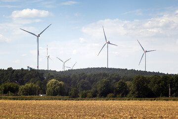 Odnawialna i czysta produkcja energii elektrycznej z wiatru - obrazy, fototapety, plakaty