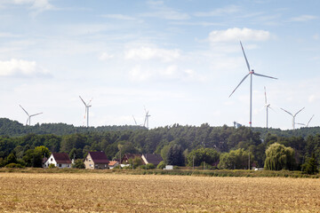 Farma turbin wiatrowych produkujących prąd - obrazy, fototapety, plakaty
