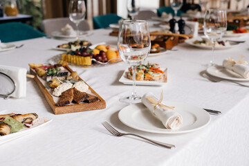 Glasses on restaurant table full of food by window