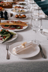 Glasses on restaurant table full of food by window