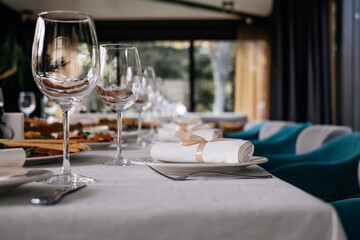 Glasses on restaurant table full of food by window