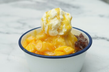 Shaved ice with fresh mango and ice cream