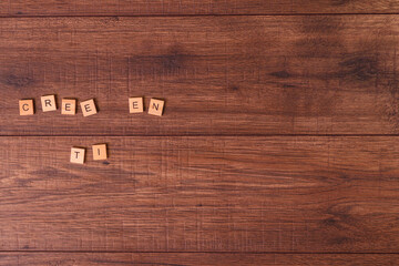 Frases motivadoras con letras naturales sobre una mesa o suelo de madera rustica.