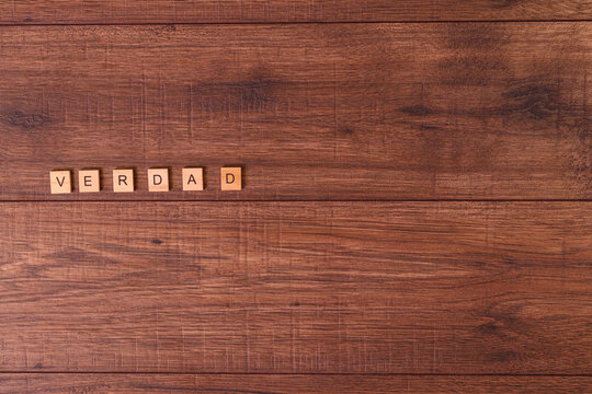 Frases Motivadoras Con Letras Naturales Sobre Una Mesa O Suelo De Madera Rustica.