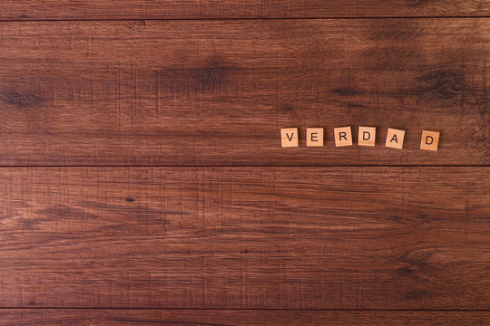 Frases Motivadoras Con Letras Naturales Sobre Una Mesa O Suelo De Madera Rustica.