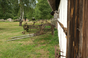 stare zabudowania i narzędzia rolnicze  © Krzysztof