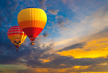 Obraz premium Colorful balloons against in the dramatic sunset sky. Sky clouds with sunset in fantastic background
