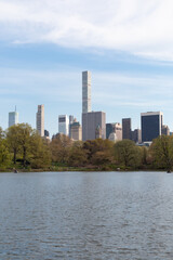 Obraz premium Springtime Midtown Manhattan Skyline seen from the Lake at Central Park in New York City