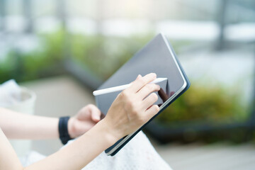 Naklejka premium スタイラスペンでタブレットPCを操作する