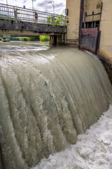 Wassermassen des Lech fließen durch ein Wasserkraftwerk