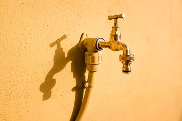 Deurstickers In summer the taps in remote rural towns do not provide water. © Joaquin Corbalan