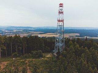 Obraz premium Antenna tower on hill with landscape view