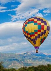 Naklejka premium hot air balloon over blue sky