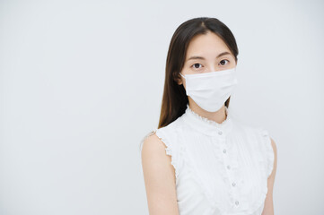 マスクをつけた若い女性