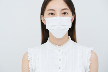 マスクをつけた若い女性