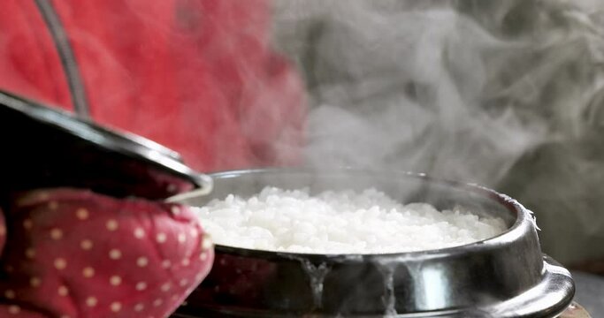 Cooking white rice in a ceramic pot