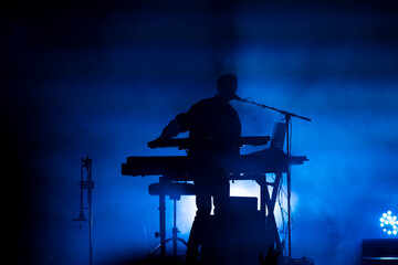 Un clavier à contre-jour sur une scène de concert live