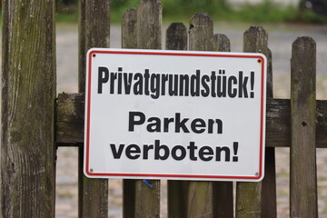 Schild "Privatgrundstück. Parken verboten."
