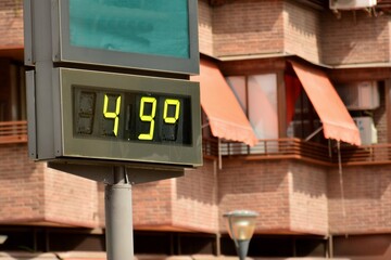 Termómetro en la calle marcando 49 grados en verano - obrazy, fototapety, plakaty