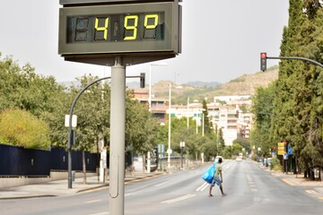 Termómetro en la calle marcando 49 grados en verano