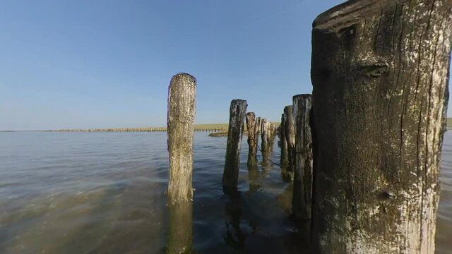 Buhnen im Watt an der Nordseek&uuml;ste bei Westerhever bei Sonnenuntergang