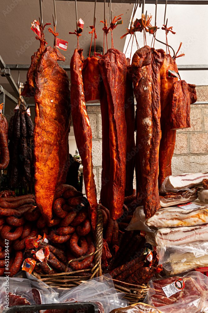 Wall mural Venta de carne de cerdo y chorizos en el mercado.