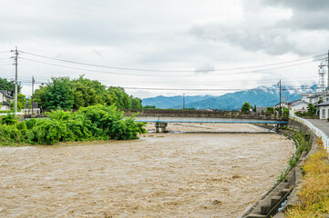大雨後の増水した鎖川　松本市