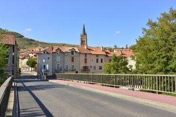 Entrée par le pont de la route D907 à Aguessac (12520), département de l'Aveyron en région Occitanie, France