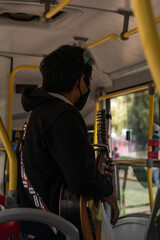 hombre tocando guitarra en bus