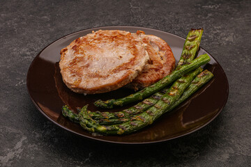 Grilled tuna steak with asparagus