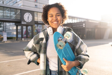 Obraz premium Young attractive skateboarder in casualwear looking at you with toothy smile