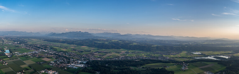 Blick auf das Voralpenland am Abend bei Holzkirchen mit Bergen , abends
