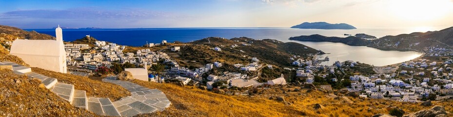 Fototapeta na wymiar Breathtaking panoramic sunset view of Ios island. Chora town with churches and whitwashed houses. Popular tourist destination in Cyclades, Greece