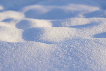 Obraz premium Snow drifts in frosty and sunny winter day. Snow surface background.