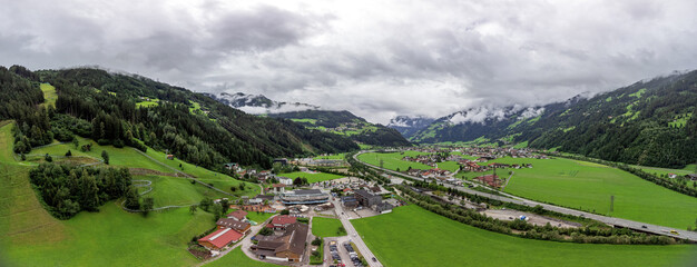 Das Zillertal in den Alpen von oben, Luftaufnahme in Österreich mit der Drohne. Panorama aus der Luft. Aerial skyline view of Austria.