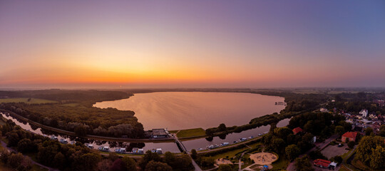 Guten Morgen Bad Bederkesa, Sonnenaufgang über dem See. Panorama aus der Luft mit der Drohne. Sunrise skyline view. 