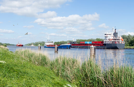 Begegnung von Schiffen auf dem Nord-Ostsee-Kanal in Oldenbüttel bei Rendsburg, Norddeutschland