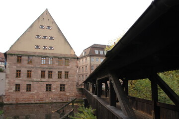 Nürnberg, Bayern, Spaziergang am Wasser und Brücken, Henkersteg, im Hintergrund historische Gebäude