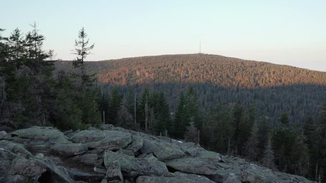 Blick auf den Ochsenkopf vom Haberstein im Naturpark Fichtelgebirge in Oberfranken, Bayern