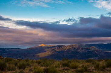 Fototapeta na wymiar Bonita paisagem natural com cume da montanha iluminado pelo sol