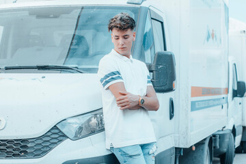 Hombre joven repartidor de brazos cruzados esperando en el camión