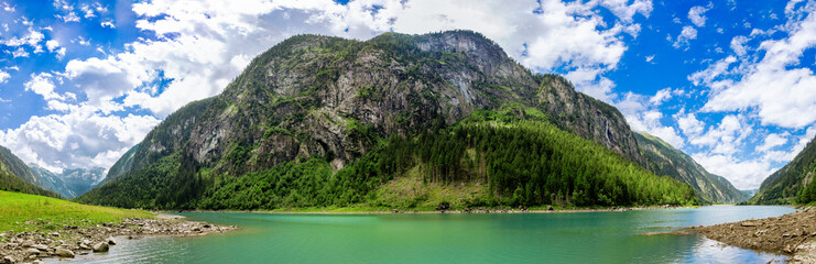 Landschafts Panorama am Stillup Speichersee im Zillertal in Österreich. Schöner Anblick vom...