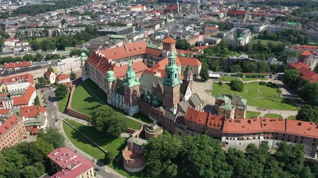 Burg Wawel in Krakau | Luftbilder von der Burg Wawel in Polen | Aerial Video from Zamek Kr&oacute;lewski na Wawelu in Poland