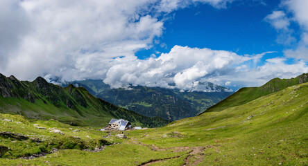 Wandern zur Ahornspitze im Zillertal in Österreich. Aussicht auf die Karl von Edel Hütte auf dem Ahorn. In 2300 Höhenmetern auf dem Berg. Sommertag in den Alpen. Panorama Aussicht. 