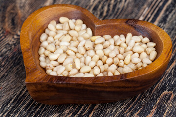 peeled pine nuts of small size