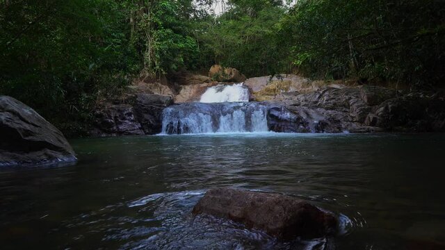 cascada en medio de la selva colombiana