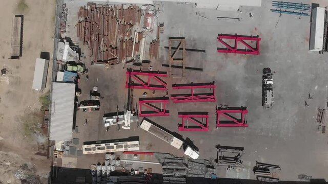 Cenital con drone armado de estructura de acero
