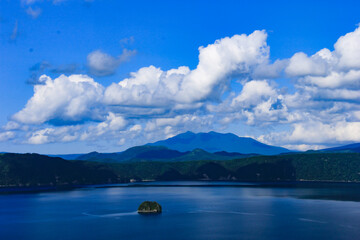 Obraz premium 北海道の夏 摩周湖と斜里岳遠景