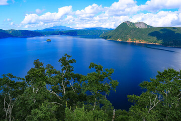 Naklejka premium 北海道の夏 摩周湖と斜里岳遠景