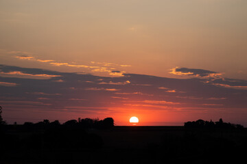 pôr-do-sol vermelho no campo silhueta